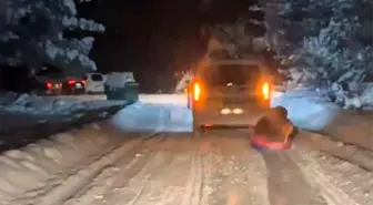 Bolu'da karlı yolda şambrelle kayan vatandaşların tehlikeli anları