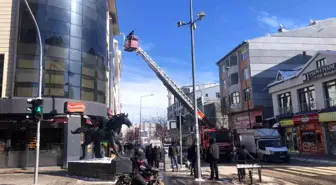 Kars'ta Tehlikeli Buz Sarkıtları Temizleniyor