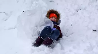 Kırklareli'nde etkili kar yağışı yaşamı olumsuz etkiliyor