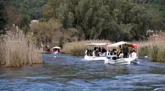 Gençler Akyaka'da çevre temizliği ve tekne turuna katıldı