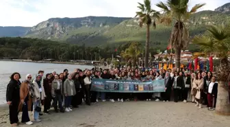 Gençler Akyaka'da çevre temizliği ve tekne turuna katıldı