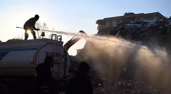 Malatya'da deprem hasarlı apartman yıkımı başladı