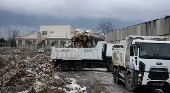 Osmangazi Belediyesi, Veysel Karani Mahallesi'ndeki Kaçak Çöp ve Molozları Topladı
