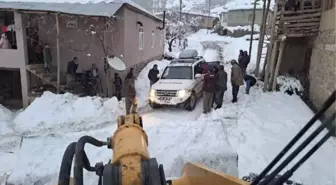 Kardan kapanan yollar nedeniyle hastalar hastaneye ulaştırıldı