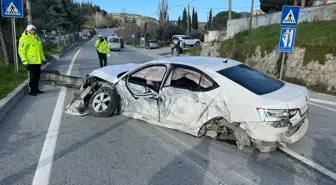Söke'de Otomobil Aydınlatma Direğine Çarptı: Sürücü Yaralandı