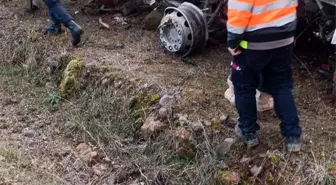 Balıkesir Dursunbey karayolunda tomruk yüklü kamyon kaza yaptı, sürücü hayatını kaybetti