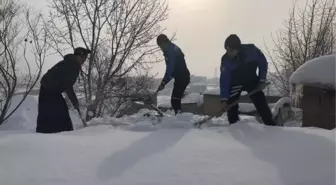 Polisler, kar temizlemeye çalışan kadına yardım etti