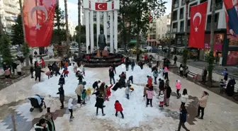 Antalya Kumluca'da Çocuklar Karla Eğlendi