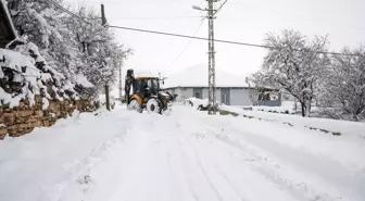Antalya'da yoğun kar yağışı sonrası kapanan yollar açılıyor