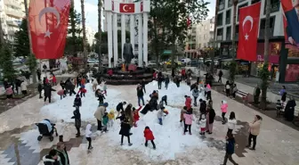 Antalya'nın Kumluca ilçesinde çocuklar karla eğlendi