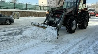 Ardahan'da yoğun kar yağışı sonrası belediye ekipleri karı kent dışına taşıyor