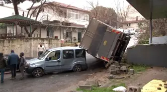 Ataşehir'de freni patlayan kamyon park halindeki aracın üzerine devrildi