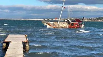Ayvalık'ta Fırtına: Tekneler Battı, Deniz Ulaşımı İptal Edildi