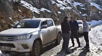 Bitlis'te arızaya müdahale eden VEDAŞ ekibinin aracı çamura saplandı