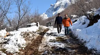 Bitlis'te arızaya müdahale eden VEDAŞ ekibinin aracı çamura saplandı