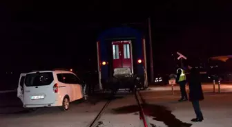 Doğu Ekspresi hafif ticari araca çarptı, demiryolu 1 saat ulaşıma kapandı