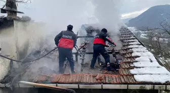 Zonguldak'ın Gökçebey ilçesinde çıkan yangında ev kullanılamaz hale geldi