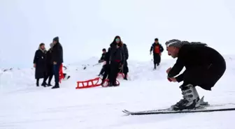 Karacadağ Kayak Merkezi'nde Yöre Halkı Şalvar ve Fistanla Kayıyor