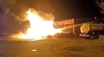 Adana Kozan'da Lastik Dükkanında Yangın: Araç da Yanarak Küle Döndü