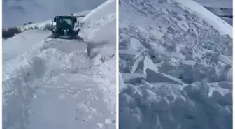 Muş'ta çığ düşen yolda temizlik çalışması