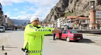 Amasya'da trafik polisi güvercinleri besledi