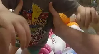 Avustralya Polisi, Oyuncak Makinesine Sıkışan Çocuğu Kurtardı