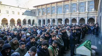 İstanbul'da bıçaklı saldırı sonucu hayatını kaybeden Filozof Ramazan Diyarbakır'da defnedildi