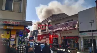 İzmir Kemeraltı'nda Hediyelik Eşya Dükkanında Yangın Çıktı