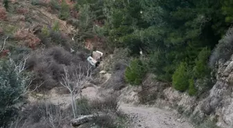 İzmir'de uçuruma yuvarlanan kamyonun sürücüsü hayatını kaybetti