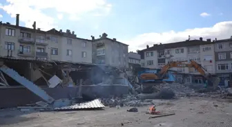 Karamürsel Amiral Karamürsel İlkokulu'nun deprem riski taşıyan blokları yıkıldı