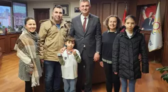 Gölcük Belediye Başkanı Ali Yıldırım Sezer, Satranç Milli Takımı'na katılmaya hak kazanan Ali Mete Dere'yi ağırladı