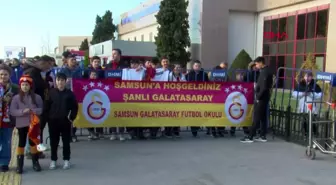 Galatasaray kafilesine Samsun'da meşaleli karşılama