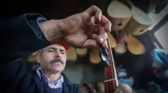 Depremde iş yeri yıkılan enstrüman ustası, kulübede bağlama üretmeye devam ediyor