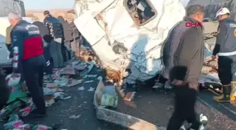 Hilvan'da temizlik malzemesi yüklü TIR devrildi