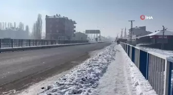 Ağrı'da Eksi 17 Dereceyle Donma, Buz Sarkıtları Oluştu