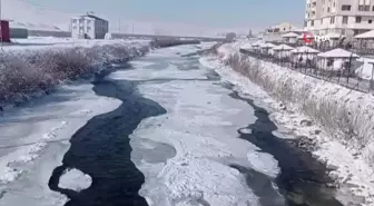 Erzurum'da Aras Nehri dondu