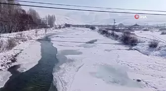 Erzurum'da Aras Nehri aşırı soğukta dondu