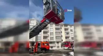 Erzurum'daki apartman paniği: Mahsur kalan aileyi itfaiye ekipleri kurtardı
