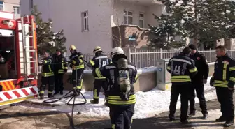 Erzurum'da Yangın Merdiveniyle Mahsur Kalan Aile Kurtarıldı