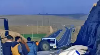 Gaziantep-Şanlıurfa kara yolu Nurdağı ilçesi yakınlarında tır devrildi
