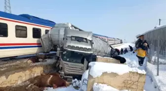 Hayvan yüklü TIR'a tren çarptı: 2 ölü, 2 yaralı