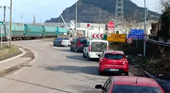 Zonguldak'ta hemzemin geçitte arızalanan bariyer kazaya davetiye çıkartıyor