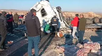 Hilvan'da temizlik malzemesi yüklü TIR devrildi