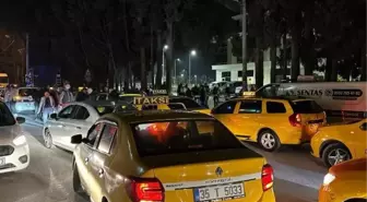 İzmir'de Taksi Şoförüne Saldırı: Meslektaşlar Alkışla Tepki Gösterdi