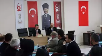 Sivas'ın Şarkışla ilçesinde Kaymakam Samet Öztürk, okul müdürleriyle toplantı yaptı