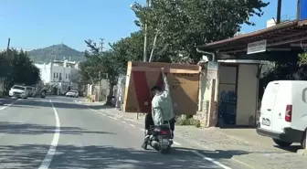 Motosiklet Üzerinde Dev Ekran Televizyon Taşıyan Kasksız Yolcu Kameralara Yansıdı
