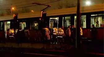 Zeytinburnu'nda tramvay kazası: Makinist yaralandı, seferler durdu