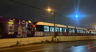 Zeytinburnu'nda Tramvay Kazası: Makinist Yaralandı, Seferler Durdu