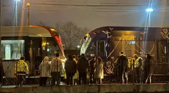 Zeytinburnu'nda tramvay kazası: Makinist yaralandı, seferler durdu