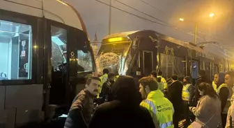Zeytinburnu'nda tramvay çarpışması seferleri aksattı